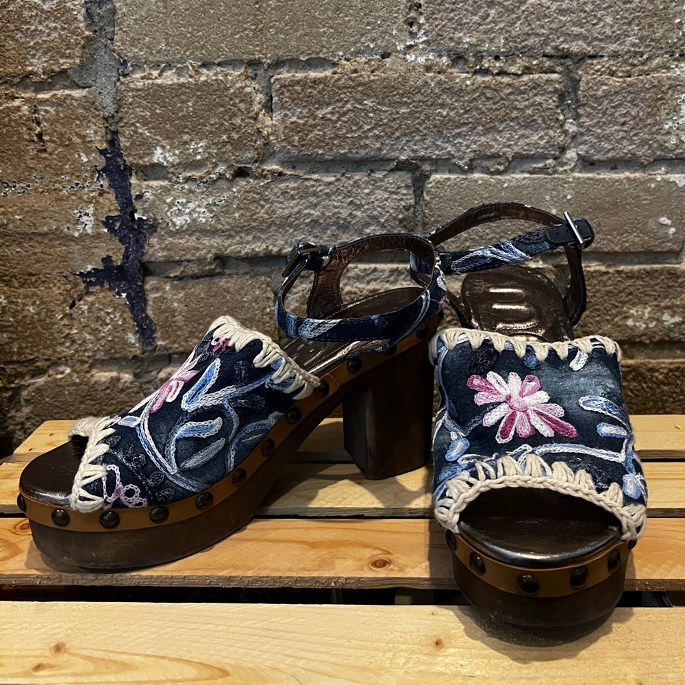 Mou. Blur with purple flower embroidery heel. Size 39 (AKA size 9)